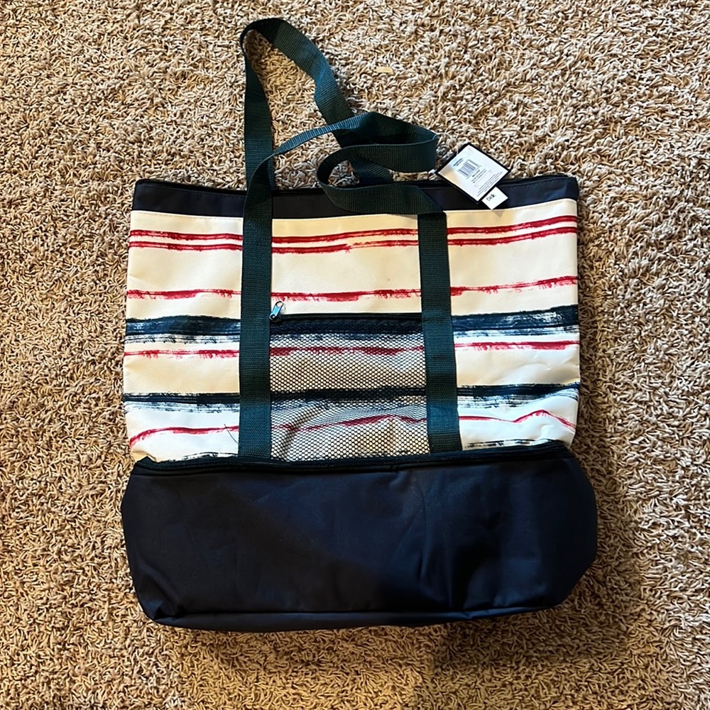 New with Tags Crown and Ivy Bag with Insulation in bottom